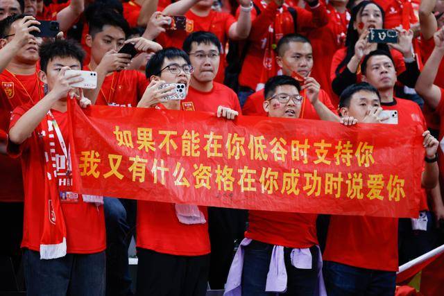 曼联后腰候选又少一人！为楚阿梅尼等下去，赛季开始前卡里克难获中场第三签